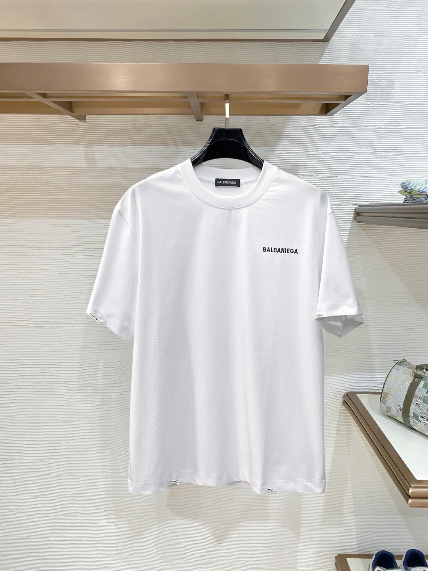 Balenciaga's high-end top-quality products 🐮2026 Spring and Summer New Arrival first counter, the latest New Arrival short-sleeved round neck T-shirt, Premium customized design, avant-garde and fashionable! Brand logo heavy craftsmanship design Premium customized 260g fabric. Soft to the touch. Comfortable to wear. Counter-level exquisite stitching. Fine workmanship. The upper body effect is incomparably handsome! A must-have item for men and women with the same style! Sizes: S~XXL When placing an order, please state your height and weight. The maximum wearing size is 210 pounds (one size larger)